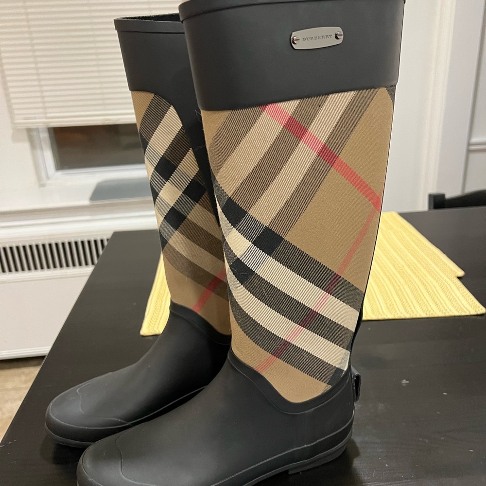 Burberry boots size 37